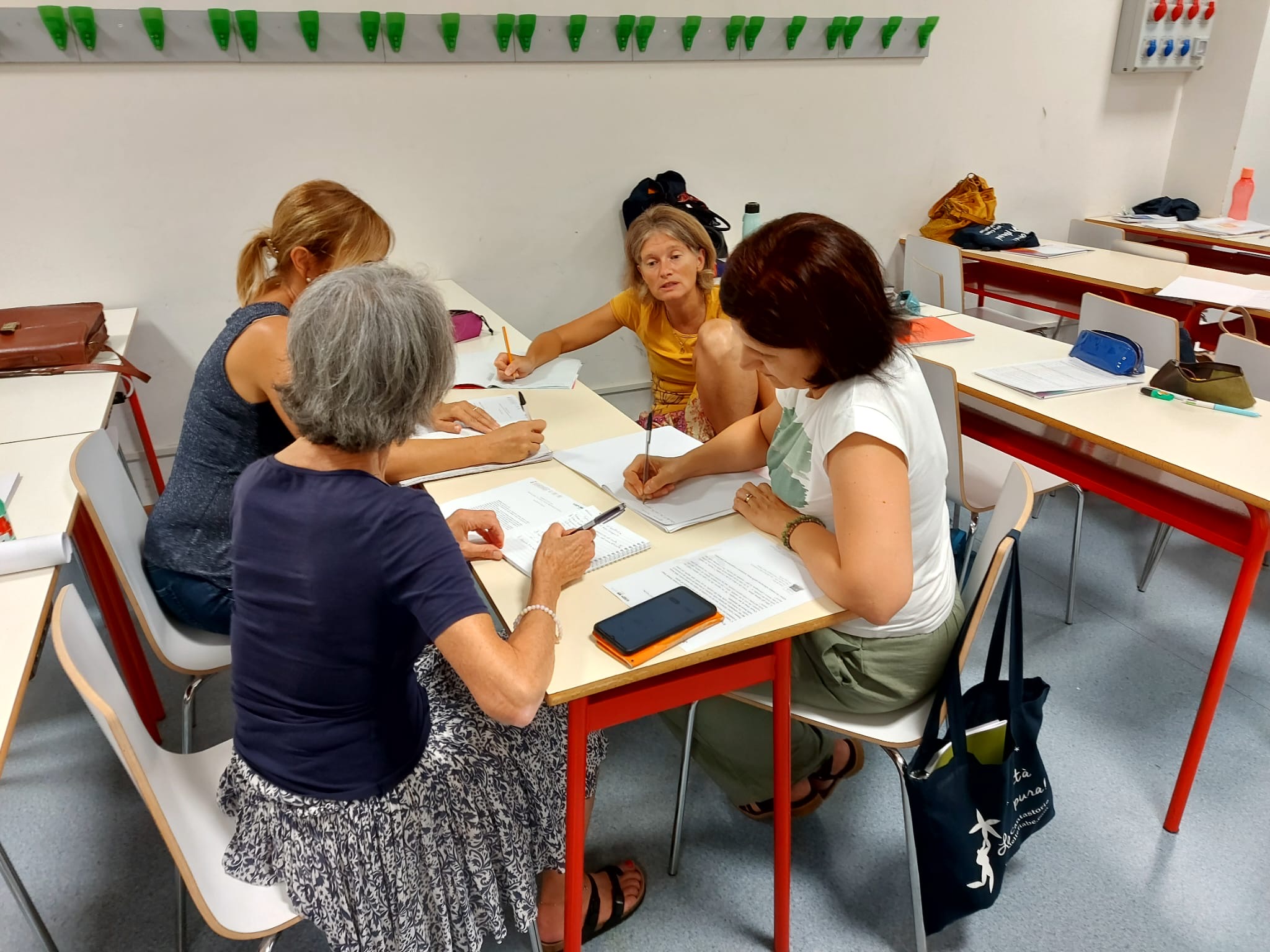 Le allieve della Summers School di Scuola Italiana Cantastorie al lavoro